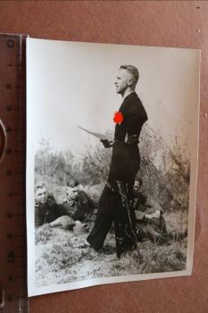 altes Foto - SS-Mann im Trainingsanzug ?? mit SS Runen und Soldaten in Uniform